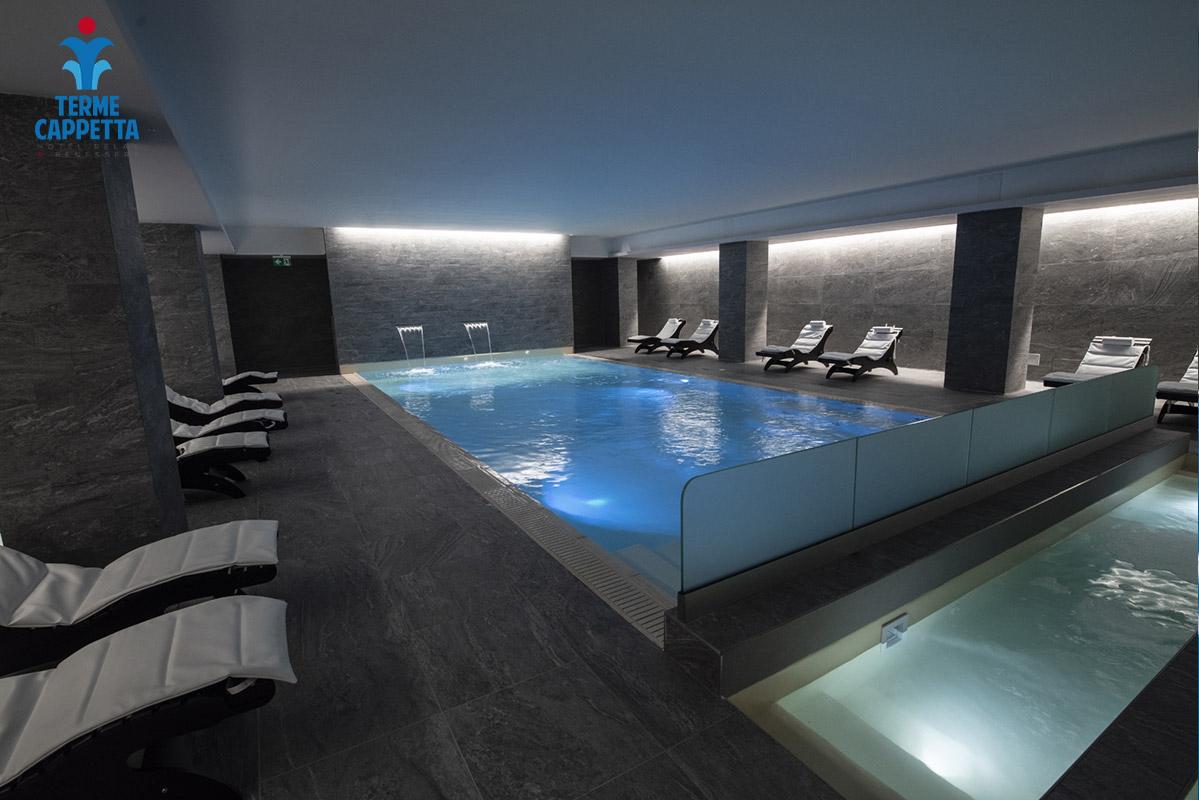 Piscina spa con idromassaggio e cromoterapia