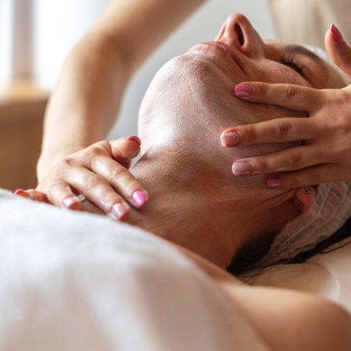 Donna che riceve trattamento viso con maschera