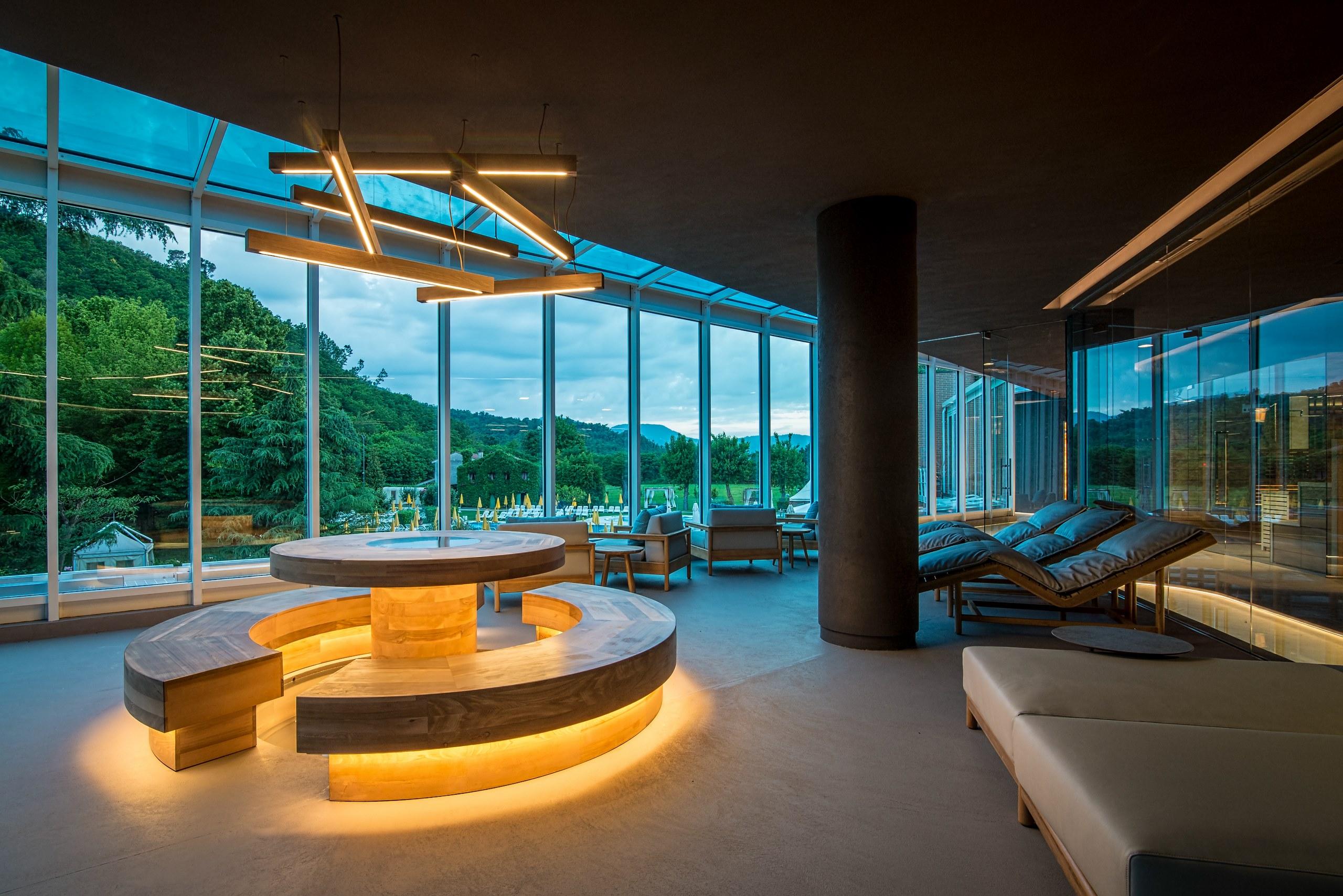 Interno Neró Spa con arredamento contemporaneo