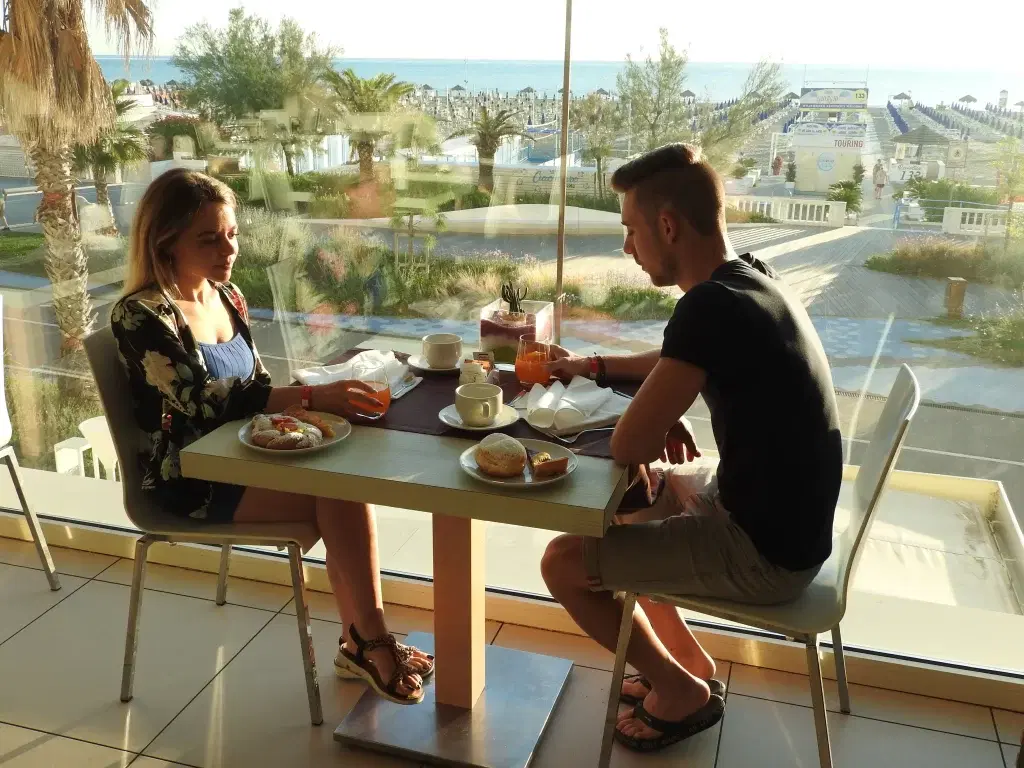 Sala colazione fronte mare