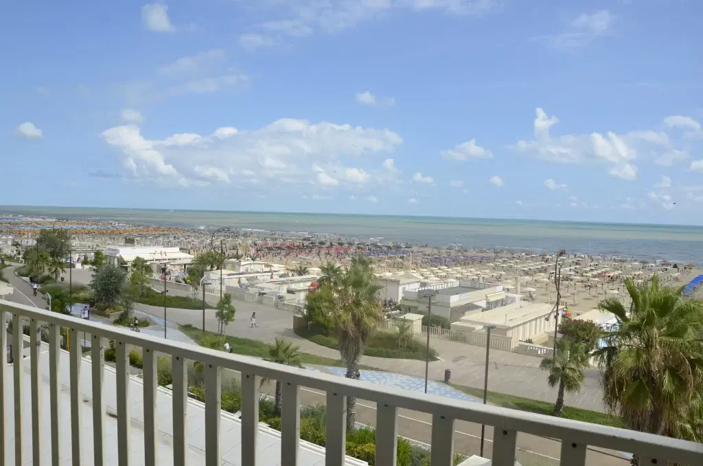 Vista esterna hotel fronte mare