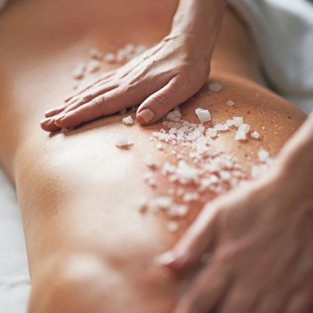 Massaggio con sale marino