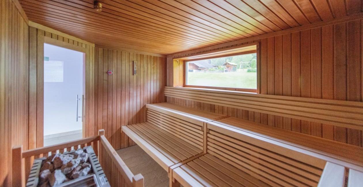 Area sauna dell'Hotel Trenker con panche e finestra