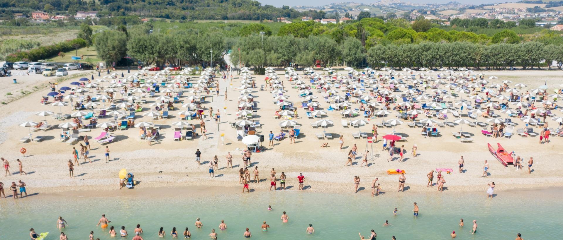 Vista panoramica della struttura e accesso alla spiaggia