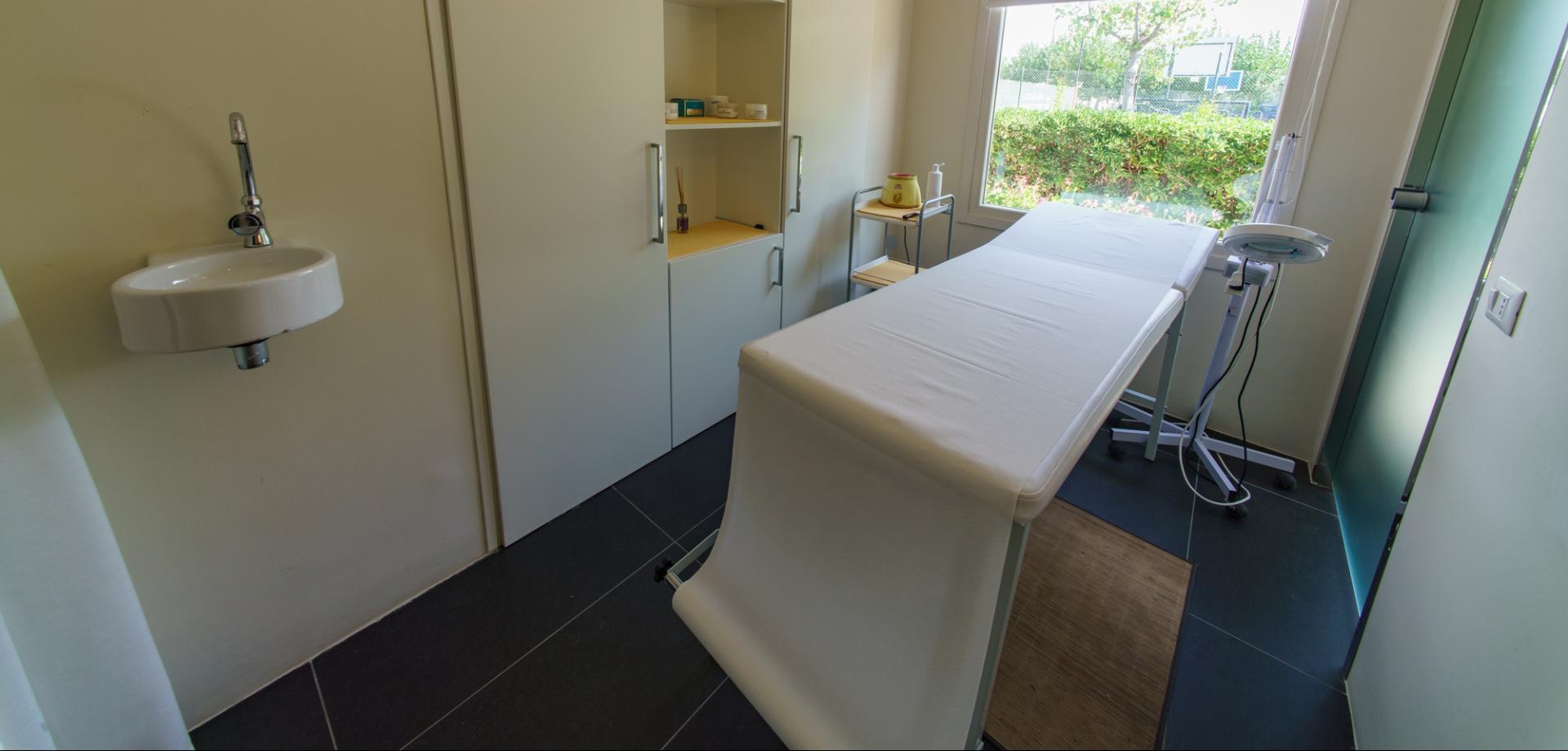 Stanza luminosa con lettino da massaggio