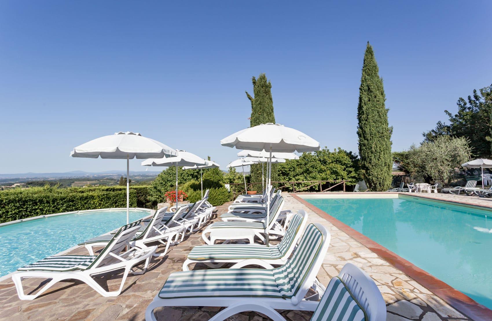 Piscine panoramiche esterne con vista sui vigneti del Chianti