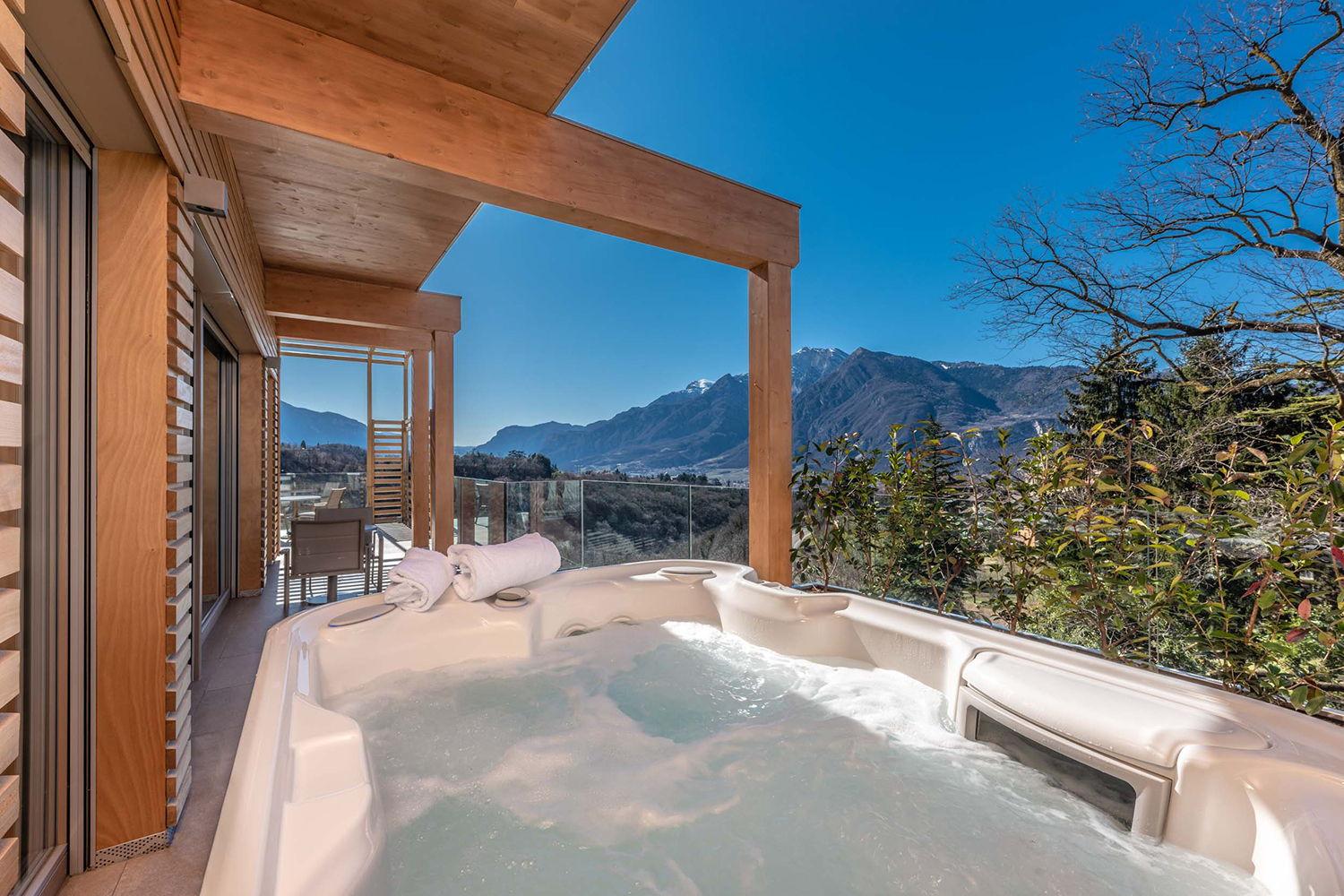 Junior suite con vasca idromassaggio esterna e vista panoramica