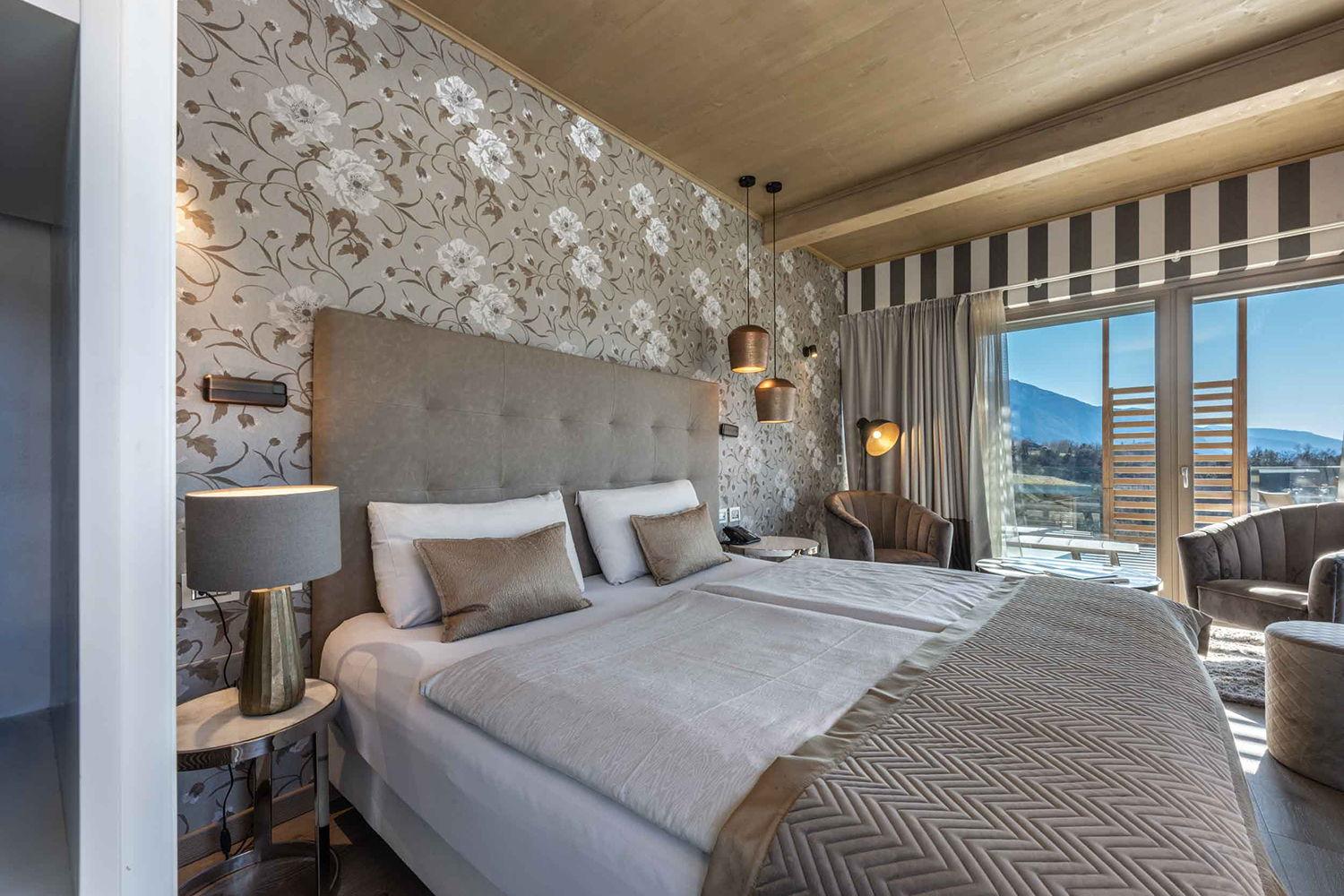 Spaziosa junior suite con vista sulle colline di trento