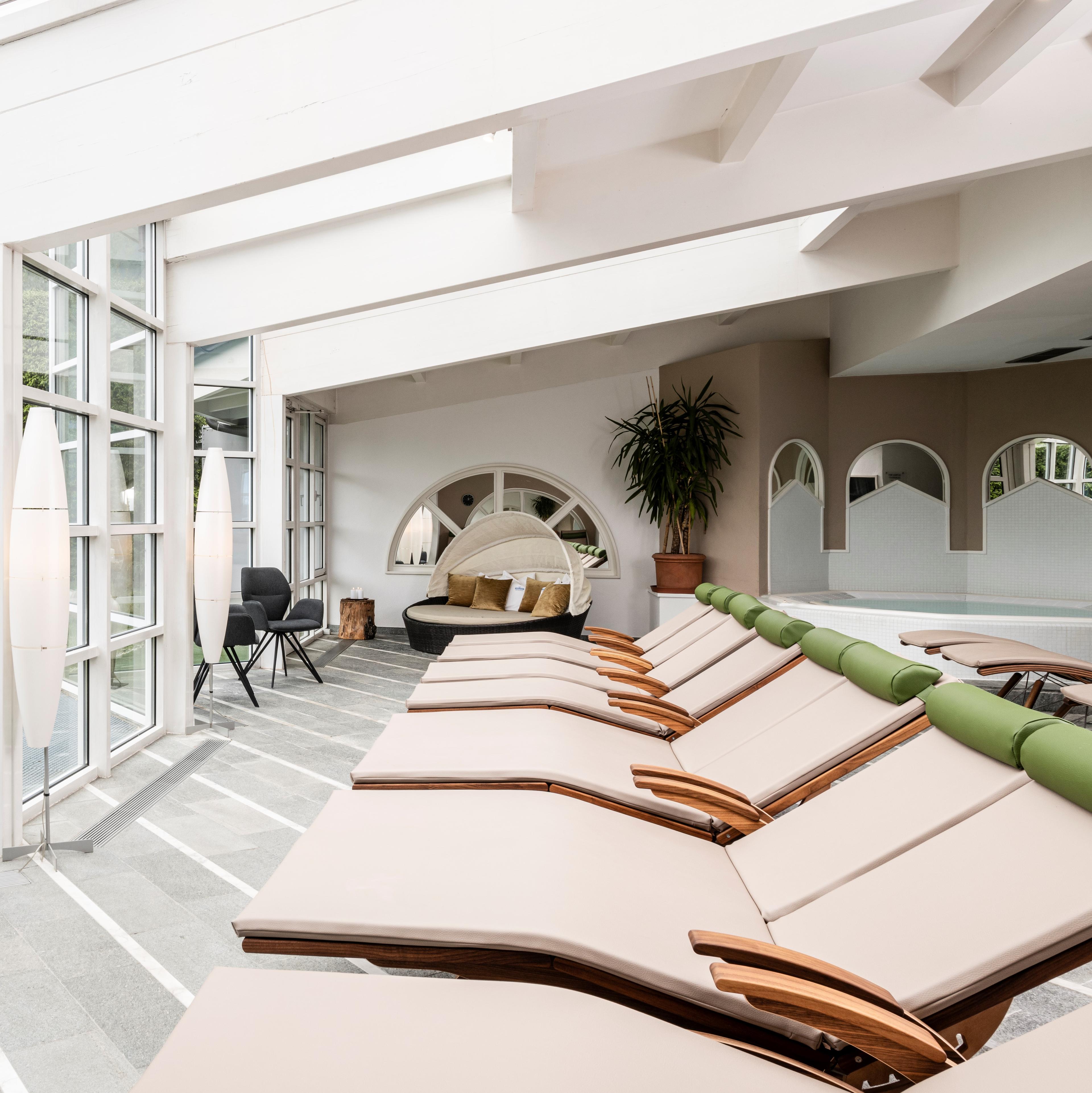 Zona piscina con lettini e area solare