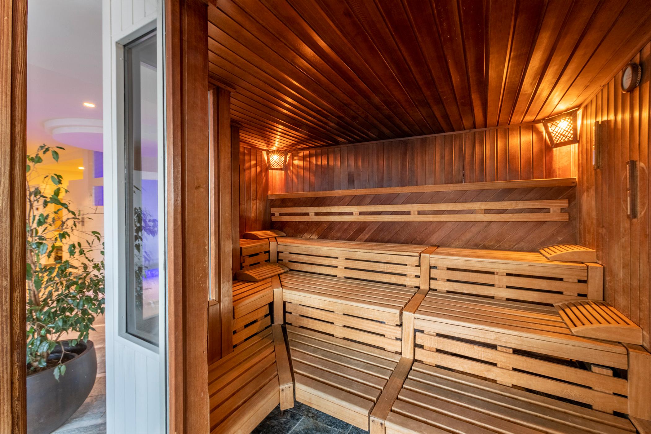 Area benessere con saune e piscina interna